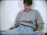 Il giovane ragazzo in jeans riceve un dildo per posta (vintage anni '90) snapshot 8