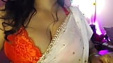 Une fille desi sexy fait un show de seins sexy snapshot 8