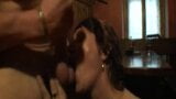 Lelaki muda mengongkek wanita matang di atas meja pub snapshot 19