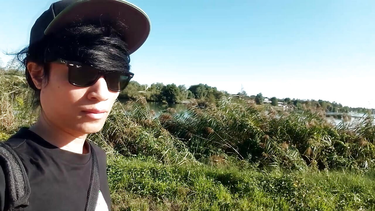 Freeballing twink geht ohne unterwäsche, sticht seinen weichen schwanz aus seinen sehr kurzen shorts heraus, draußen Nein undies, freeball, die