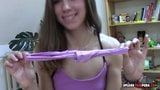 Brunette tiener doet een snelle geweldige striptease snapshot 10