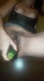 Courgette gebruiken op haar grote natte harige poesje snapshot 4