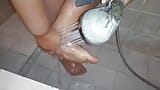 Jugosa chica fetiche de pies Nikita se lava los pies en un baño vintage snapshot 1