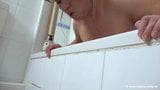 Milena in einer Badewanne snapshot 3