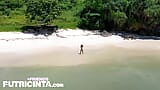 Putri Cinta devient excitée danse au bord de la piscine snapshot 9