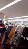 Crossdresser en walmart - sin bragas snapshot 4