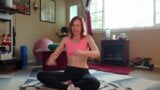 Libera tus hombros apretados aurora willows hace yoga para hombros snapshot 1