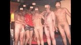 Femme, gangbang dans un club échangiste (j'aimerais bien que le mien le fasse) snapshot 1