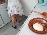 Madura mamá con gran culo sexy en cocina casero amateur snapshot 2