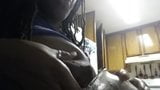 Eboni memerah susu dari buah dada hitam besarnya untuk youtube snapshot 7