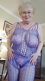 Sexy nonna gilf vecchia danza in un modo così eccitante snapshot 6