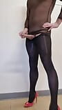 Tgirl masturbeert haar grote pik in een panty, enorme spermalading over nylons snapshot 4