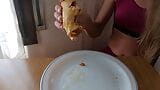 OMG comiendo una empanada llenita de semen y proteínas. Fetiche con comida snapshot 15