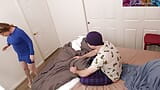 Hijastro seduce a la madrastra para distraerla de su habitación desordenada snapshot 4