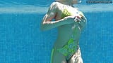 Nell'acqua la donna russa nicole trova il suo ritmo snapshot 6