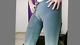 Mojar los pantalones de yoga mostrando el coño mojado del dedo del pie de camello snapshot 13