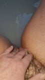 Orgasmo en la hora del baño snapshot 5