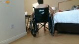 Un mec handicapé se promène dans une chambre d'hôtel à poil en fauteuil roulant snapshot 5