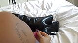 Sexy Transe mit dickem Arsch in High Heels Stiefeln spielt mit einem Dildo und macht Handjob, Selbstbefriedigung snapshot 15