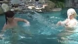 Bellezas Ash Hollywood y Abby Lexus follan con consolador en la piscina snapshot 4