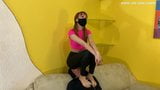 Mistress Kira in leggings neri - dominazione femminile estrema snapshot 8