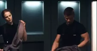 Ular mushuklari bilan yuzingizga otirishadi