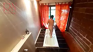 Intip. ibu rumah tangga mencuci di kamar mandi dengan sabun ...