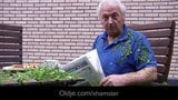 Oldman neukt brutale blonde tiener in de tuin snapshot 3