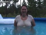 BBW nasses T-Shirt im Pool snapshot 3