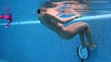 Tiffany Tatum mastubeert haar sexy harige poesje bij het zwembad snapshot 7