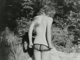 Ilona en topless en lencería negra (pin-up vintage de los años 50) snapshot 10