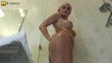 Teenie dochter neukt hete milf onder de douche snapshot 1