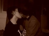 Due ragazzi si baciano snapshot 4