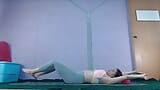Yoga débutant en direct - une latina exhibe ses gros seins snapshot 5