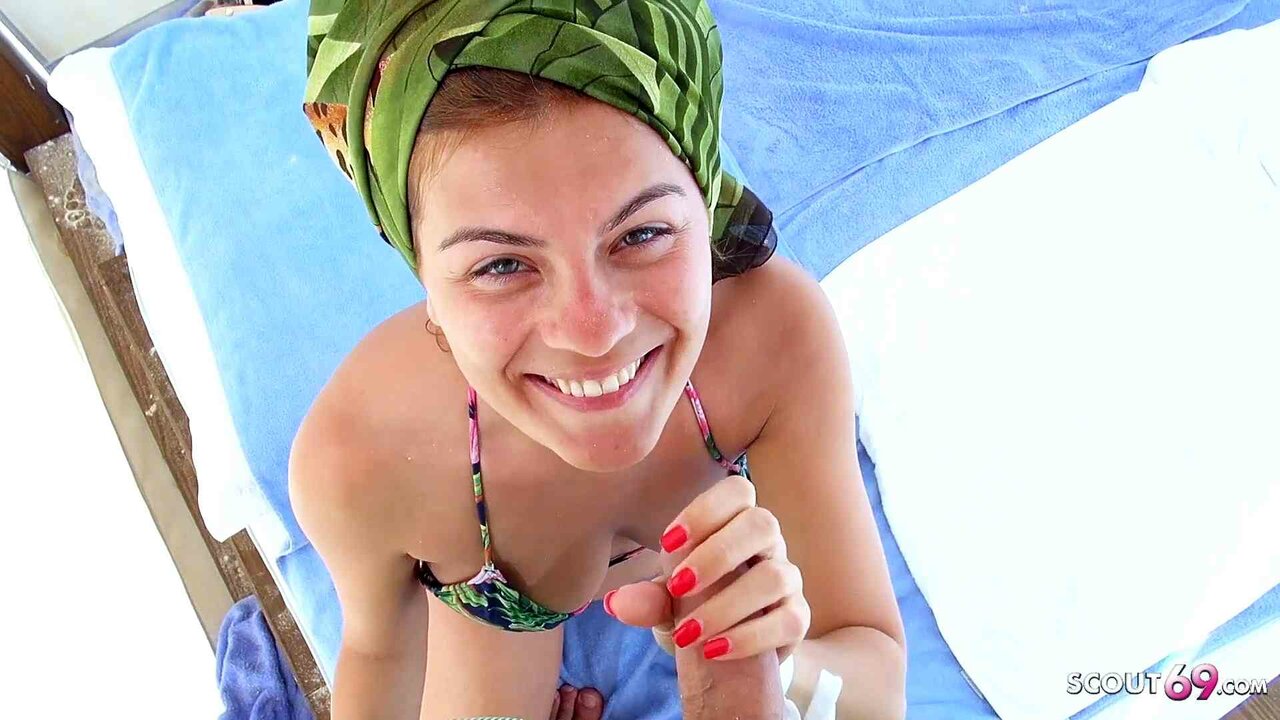 Un cuplu real de amatori germani se fute la pavilionul de pe plajă în excursia de vacanță