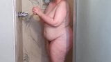 Karin, onze ongeremde buurvrouw onder de douche snapshot 4