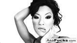 La superbe Asa Akira joue avec sa chatte mouillée snapshot 2