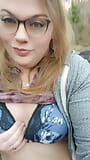 Bbw milf in spijkerbroek solo, dik poesje spelen op natuurpad buitenshuis in het openbaar snapshot 3