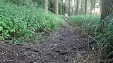 Outdoor-nackter Spaziergang beginnt durch Wald und Felder snapshot 6