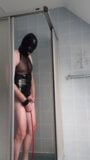 Latex Einlauf Sklave spielt mit aufblasbaren Einlauf Anal Plug snapshot 8