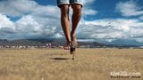 Mes pieds géants écrasent un homme minuscule - fétiche de la macrophilie snapshot 2