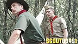 Sexy Dilf Scoutmaster verführt & Barebacks-Jungen im Wald snapshot 3