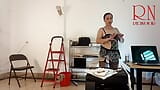 En naken sekreterare tvättar en lampa på regissörens kontor. Slampan visar sin fitta och röv. c1 snapshot 17