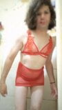 Jongen die de lingerie van sexy rode vrouwen draagt snapshot 3