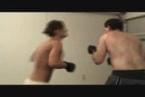 O nocaute do boxeador em topless dá-lhe o dedo snapshot 2