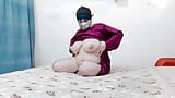 Belle fille musulmane potelée aux gros seins appuyant sur de gros seins snapshot 13