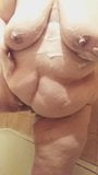 Mijn dikke echte stiefmoeder streelt haar lichaam onder de douche snapshot 6