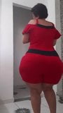 Madura de vestido vermelho rebolando o bunda grande snapshot 4