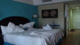 Een man die zijn vrouw filmt in een hotelkamer. privévideo snapshot 1