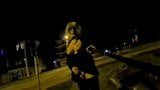 Bimbo sissy troia lampeggiante su strada trafficata (viene vista) snapshot 4